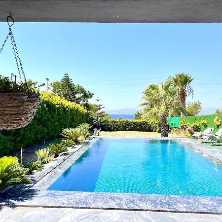 Sea Front Private With Salt Pool