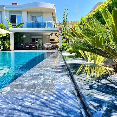 Villa Sea Front Private With Salt Pool *